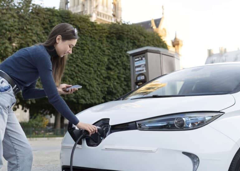 Volle accu elektrische auto actieradius