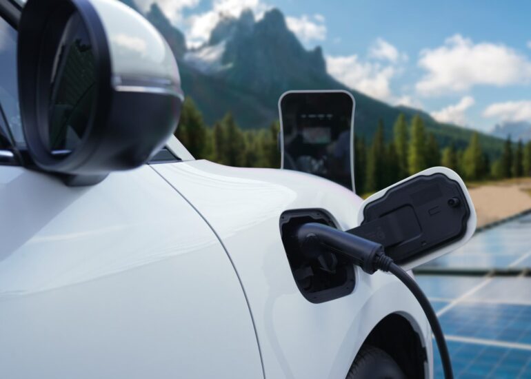 Zonne-energie elektrische auto opladen