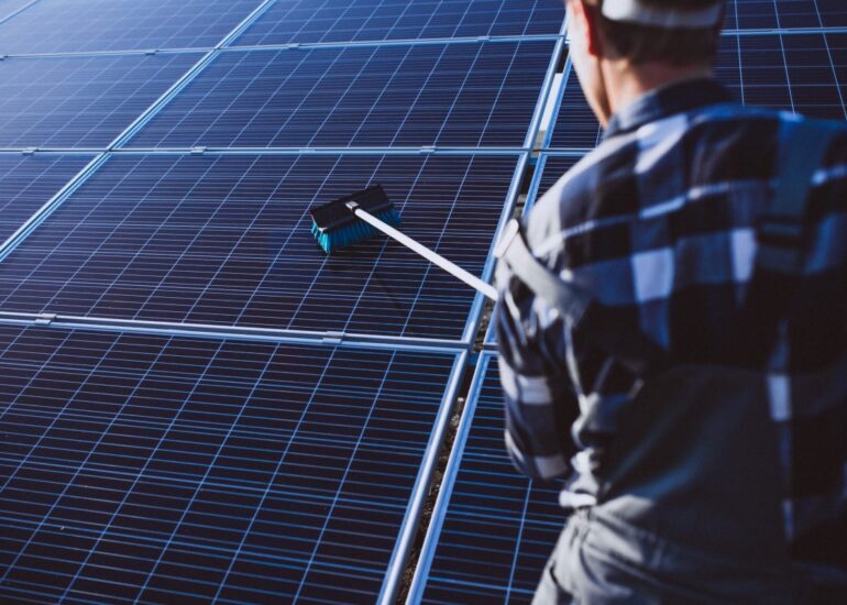 Zonnepanelen schoonmaken