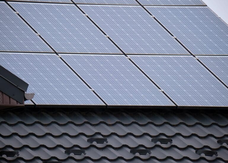 Zonnepanelen op dakpanplaten